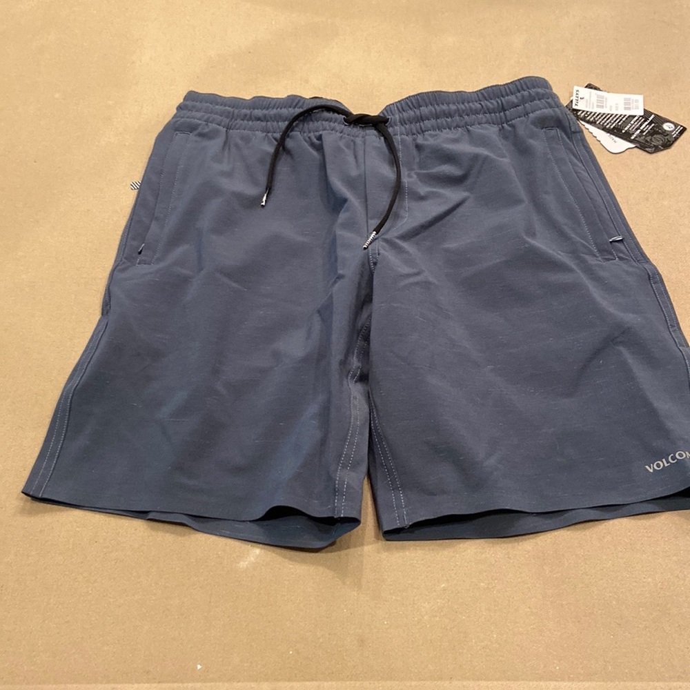 Volcom shorts size small